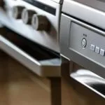 لمعان بلا خطوط: تنظيف أجهزة الستانلس ستيل والزجاج والمرايا في رأس الخيمة