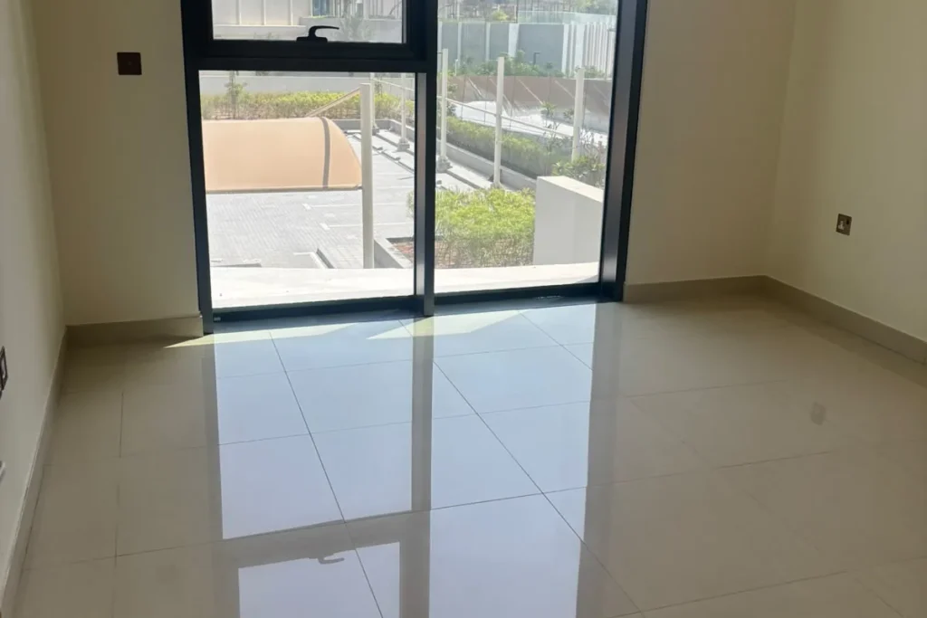 Freshly deep cleaned bedroom in Ras Al Khaimah with polished, streak free tiled floors after a move out clean